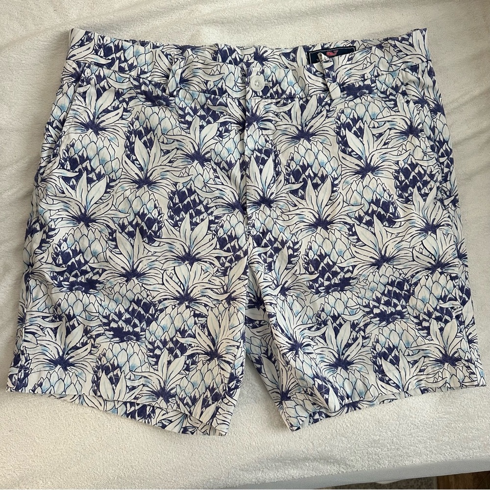 Vineyard Vines Blue and White Floral Shorts men’s size 34